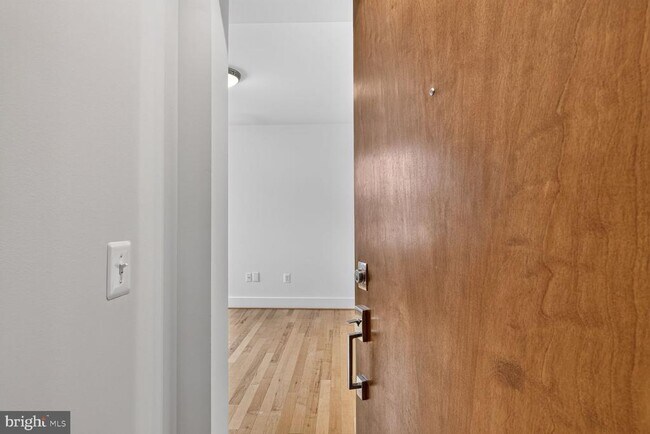 Building Photo - 809 Otis Pl NW