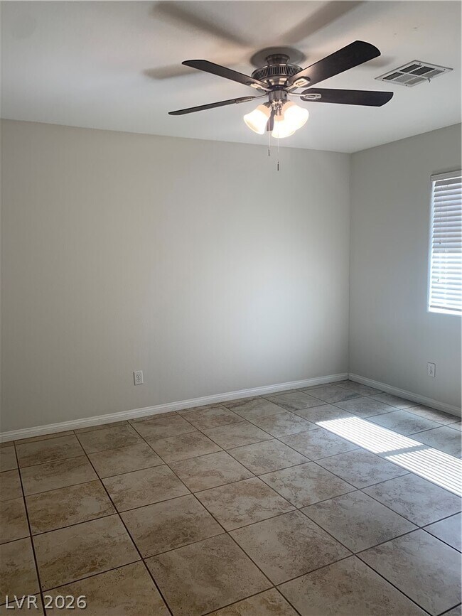 Building Photo - 548 Zuber Ave