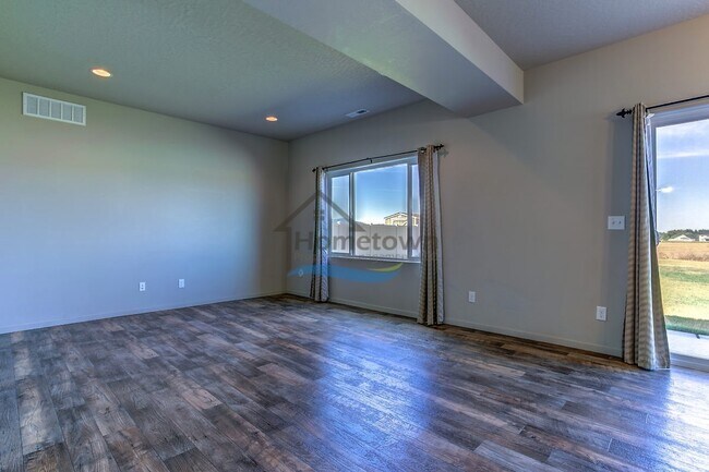Building Photo - Beautiful 3 bed 2.5 bath Home in Post Falls