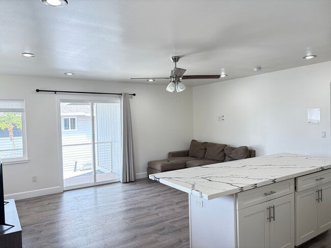 Building Photo - Large 5 Bedroom Home