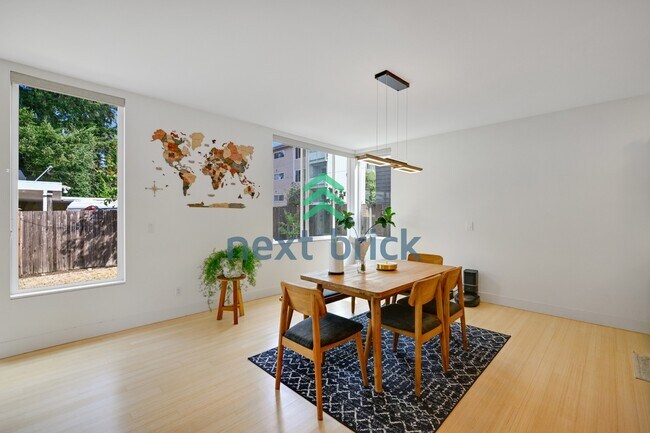 Building Photo - "Spacious 4-Bedroom Seattle Home with 3 Full Baths and 2,420 Sq. Ft. of Comfort!"