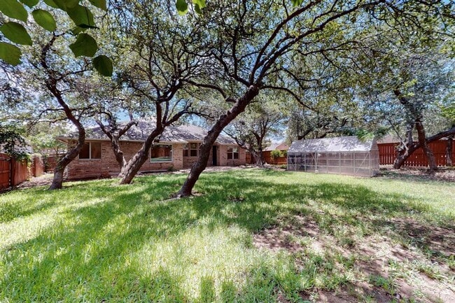 Building Photo - 360 Canterbury Dr