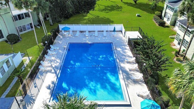Building Photo - 600 Fairways Cir