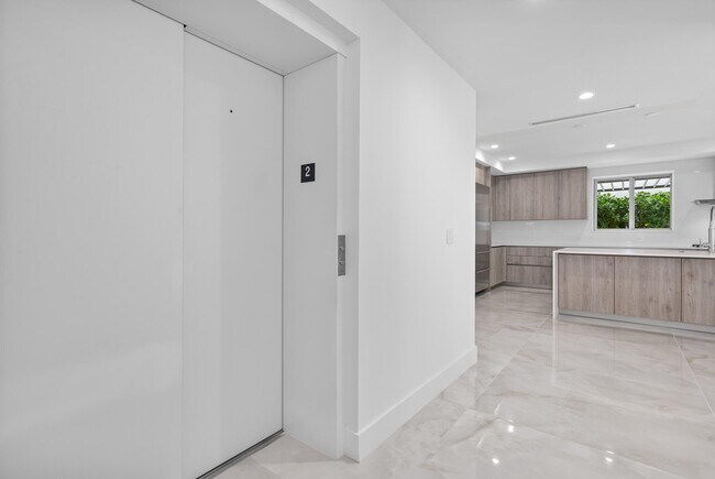 Building Photo - 475 E Royal Palm Rd