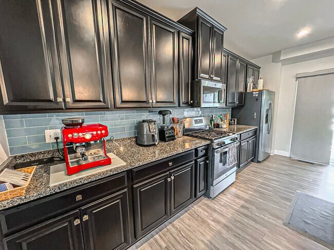 Building Photo - Luxurious 4 Bedroom 3.5 Bathroom End Unit ...
