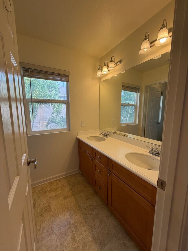 Building Photo - Spacious 4-Bedroom Ewa Beach Home with Den...