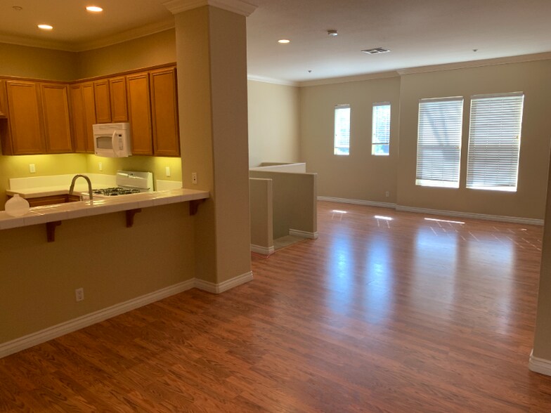 Building Photo - 1115 Armstrong Dr