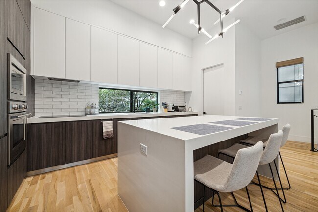 Building Photo - 711 Memorial Heights Dr