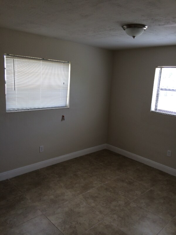 Building Photo - 20420 NW 25th Ct