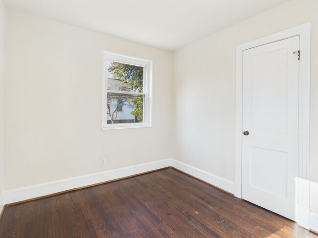 Building Photo - 1815 Powell Rd