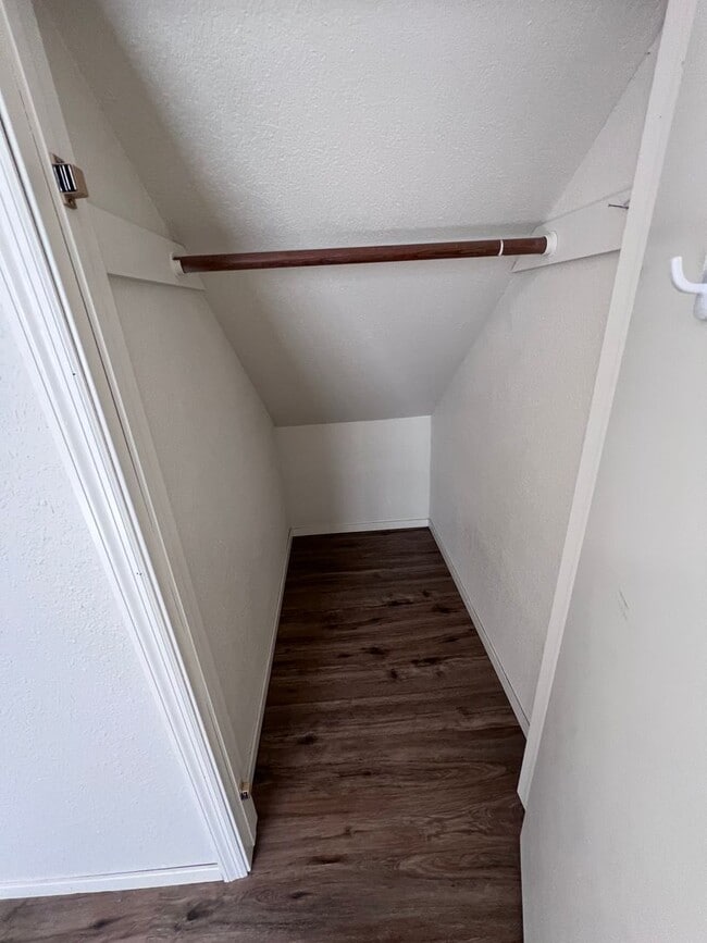 Building Photo - Charming 2-bedroom, 1.5-bathroom