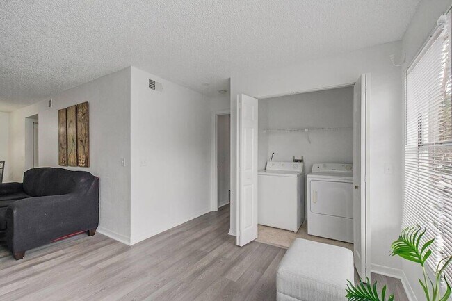 Building Photo - 582 Good Life Wy