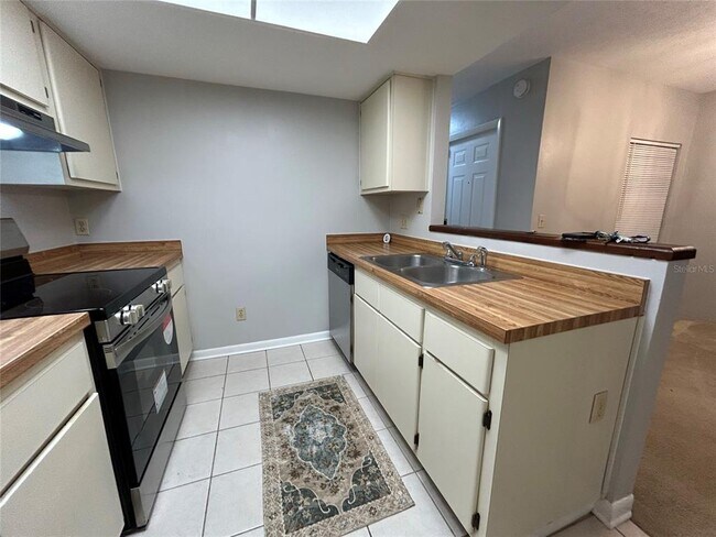 Building Photo - 4406 SW 70th Terrace