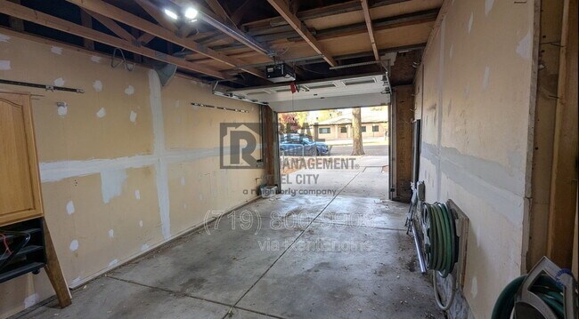 Building Photo - 512 W 10th St