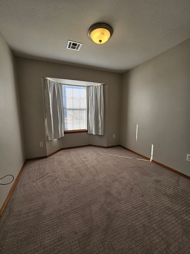 Building Photo - (3) Bed/(2) Bath in Moore Avail NOW!