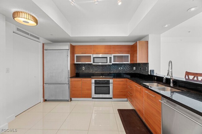 Building Photo - 3000 Oasis Grand Blvd