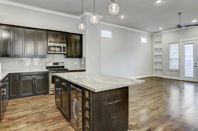 Building Photo - 1057 W 25th St