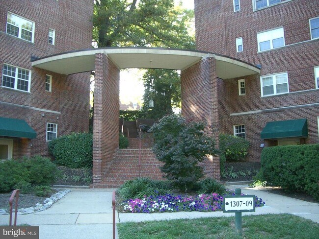 Building Photo - 1305 N Ode St
