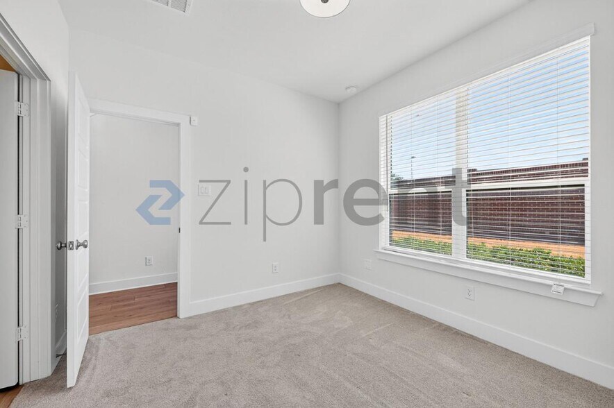 Building Photo - Unit