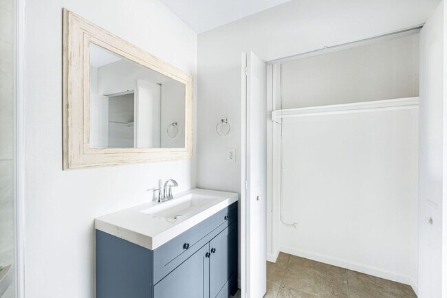 Building Photo - Move in Special $500 Deposit and One Month Free!