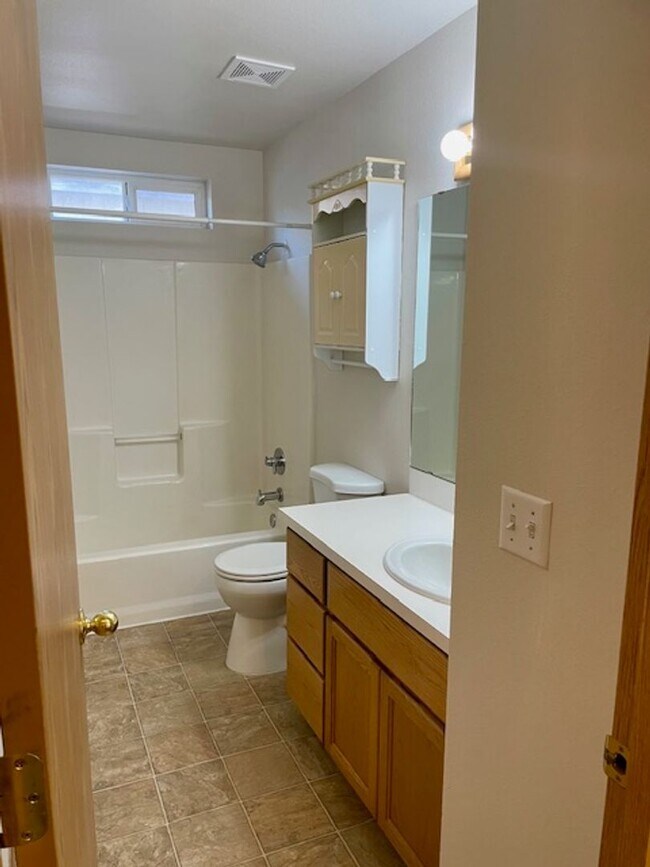 Building Photo - Charming 3-Bedroom Home with Open Layout & Fenced Yard!