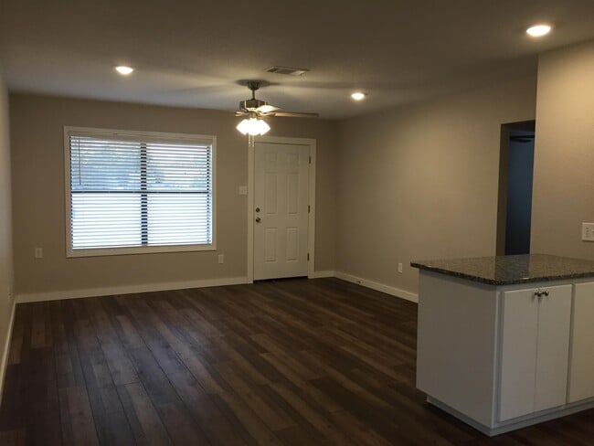 Primary Photo - 501 E Oak Ridge Dr