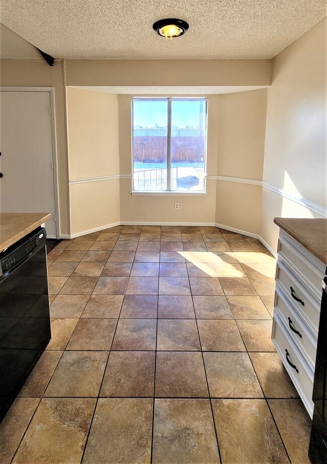 Building Photo - Fabulous home in lovely, convenient neighborhood
