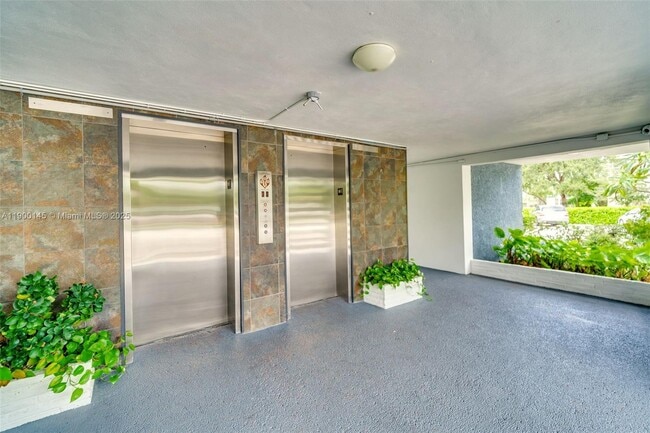 Building Photo - 950 Hillcrest Dr