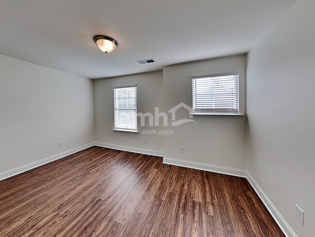 Building Photo - 320 Bourne St