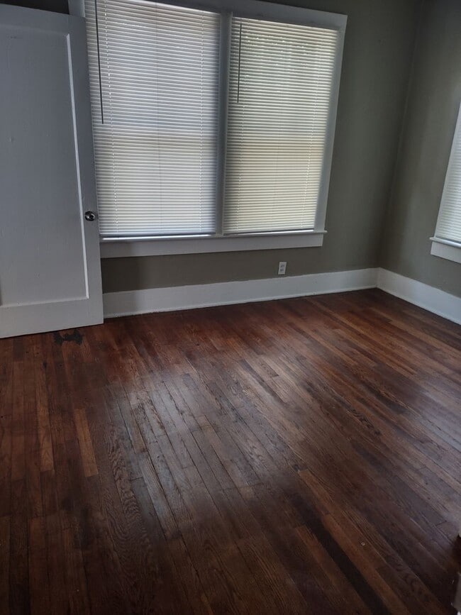 Building Photo - LIMITED TIME MOVE IN SPECIAL!! FIRST MONTH...