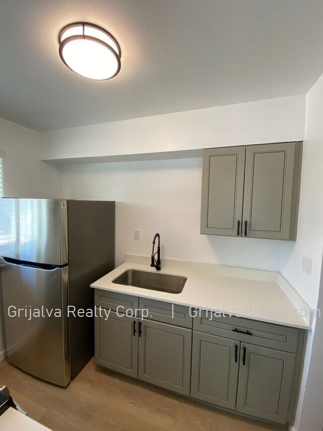 Building Photo - 4541 E 18th St