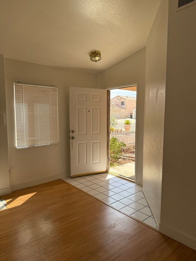 Building Photo - Stylish Single-Story Home with A/C & Firep...
