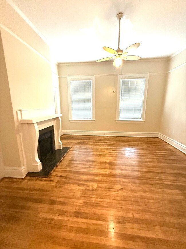 Building Photo - ** 4 bed 3 bath located in the Garden District ** Call 334-366-9198 to schedule a self showing