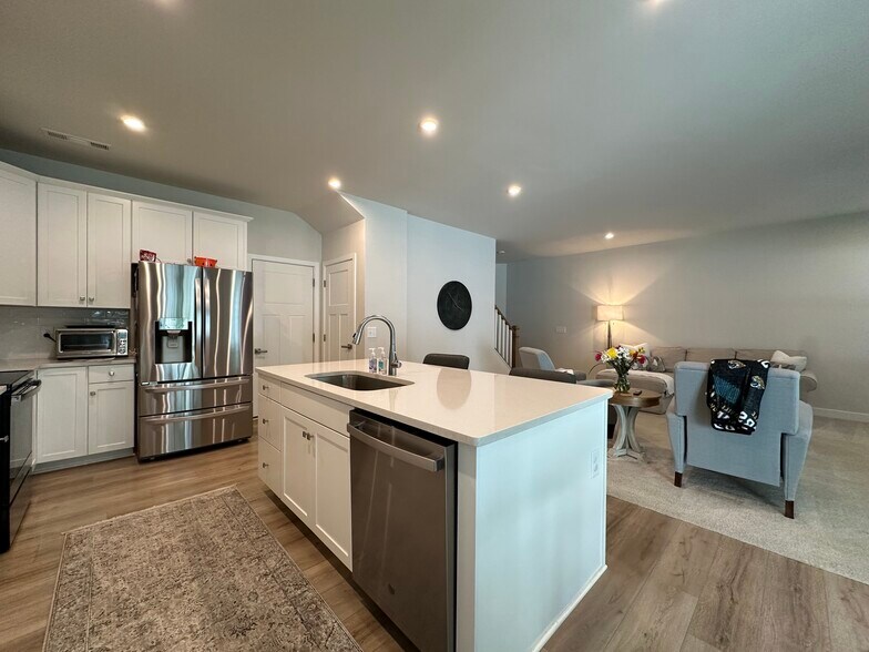Building Photo - 1349 Crescent Ridge Dr