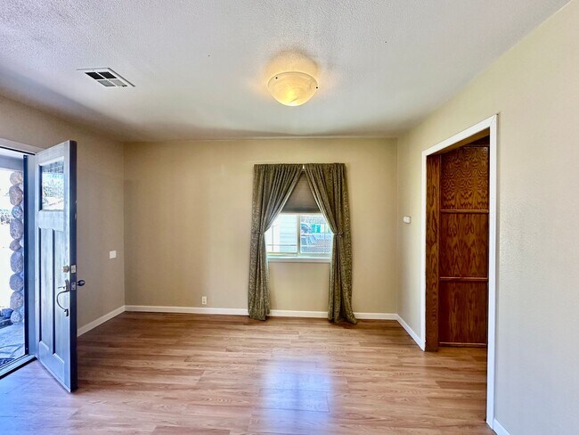 Building Photo - Large 3-Bedroom, 1-Bath Duplex with ALL UT...