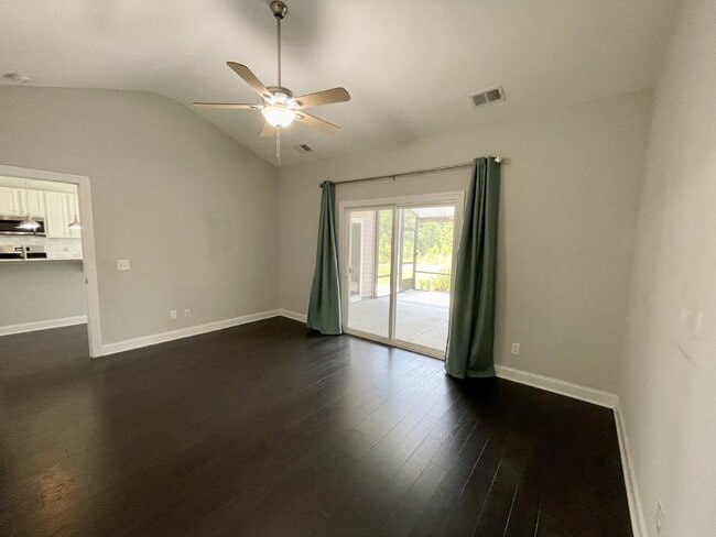 Building Photo - Three Bedroom, Cypress Ridge Townhouse!