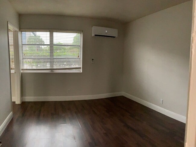 Building Photo - Great Location! Great Price! Call for Spec...