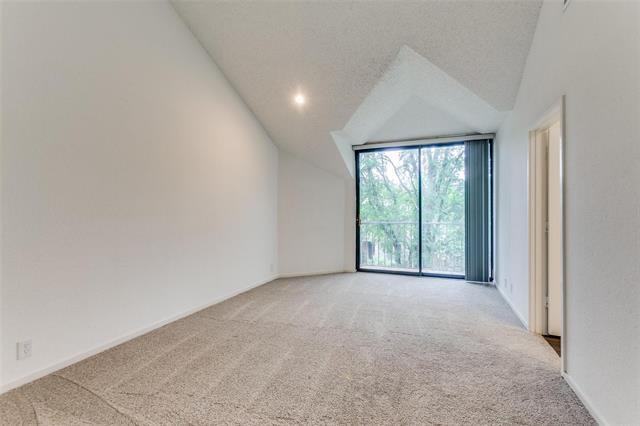 Building Photo - 5990 Lindenshire Ln