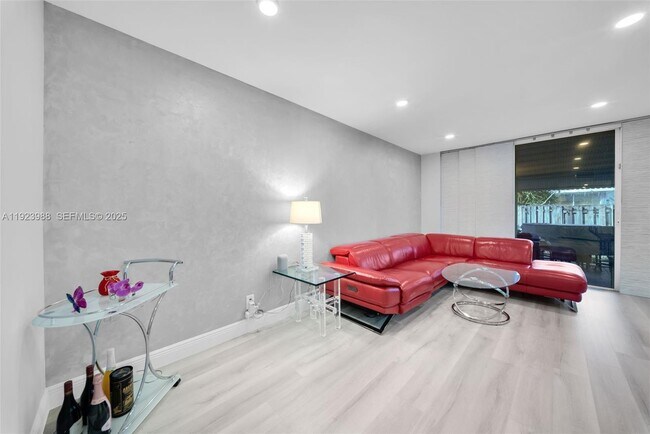 Building Photo - 707 NE 27th Ave