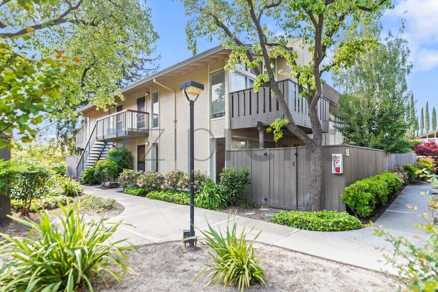 Building Photo - 51 Massolo Dr