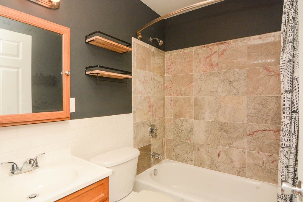 Building Photo - 1450 W Blackhawk St