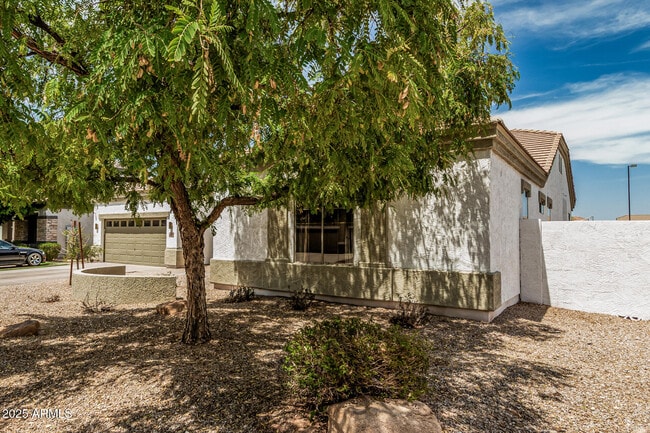 Building Photo - 3000 E Parkview Dr