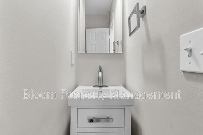 Building Photo - 974 Governors Rd