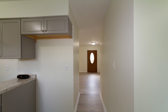 Building Photo - Updated 3 bedroom 1.5 bath home in desirab...