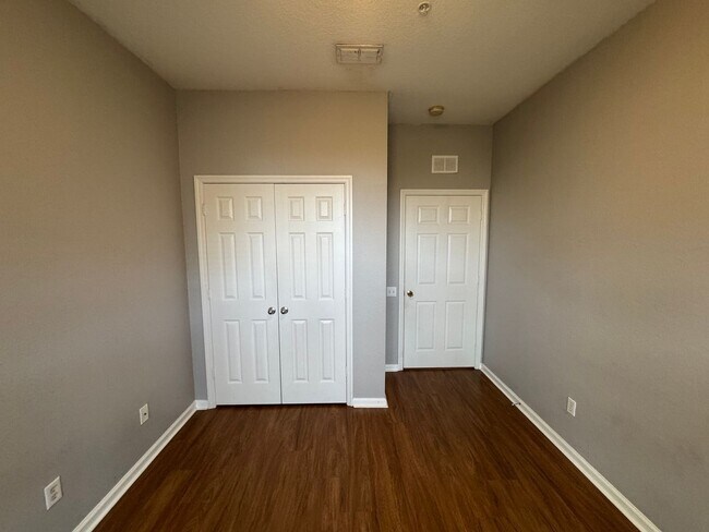 Building Photo - Beautiful 3 Bed, 2 Bath Condo in Desirable...