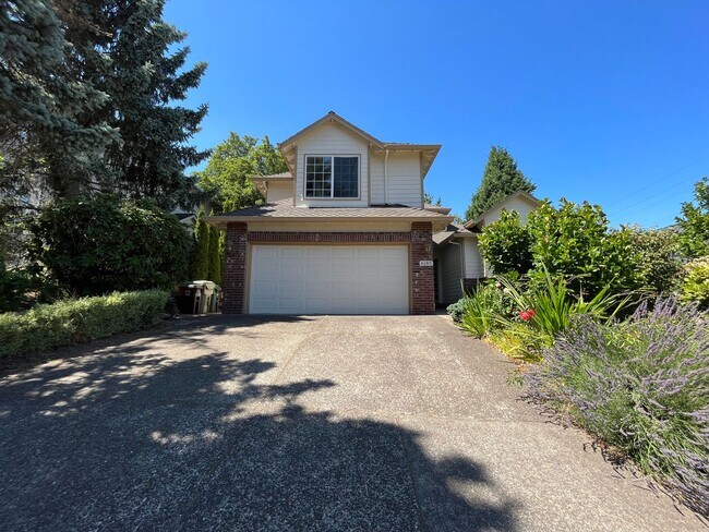 Building Photo - Beautiful 4Bd + 3Ba in Portland!! Offers Beautiful Outdoor Views and Great Gardening Backyards!!