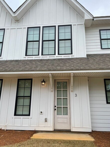 Building Photo - 868 Twin Forks Ave