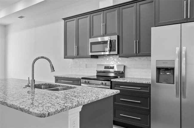 Building Photo - 31 Louvet Ln