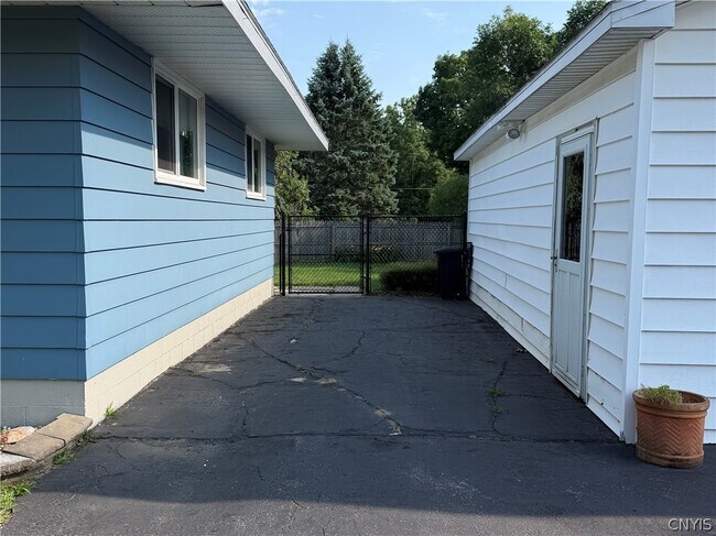 Building Photo - 107 Hadley Dr