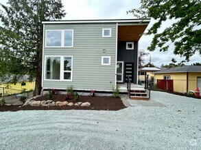 Building Photo - 8024